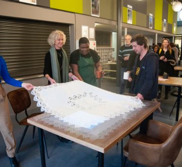 Onthulling Interactieve koffietafel door wijkbewoners, wethouder Esmah Lahlah en raadslid José Appels